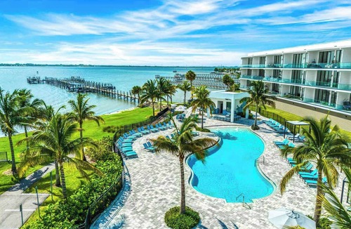 Melbourne Beach House | Beachcomber Bliss | New 6BR Beach Home w Pool, Karaoke, Movie Theater, Arcade