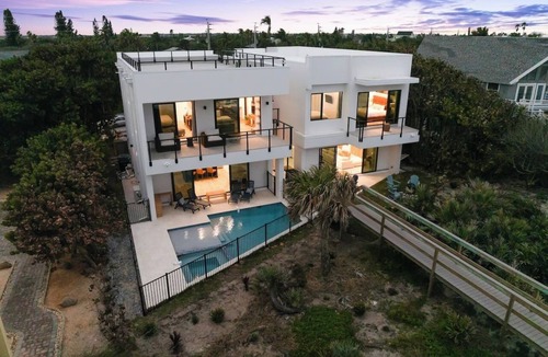 New Melbourne Beach House | Beachfront Luxe Retreat | Pool, Rooftop Deck & Room for 20 Guests