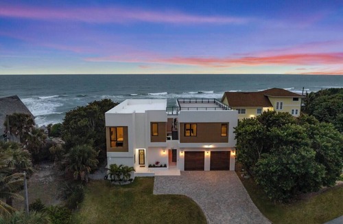 New Melbourne Beach House | Beachfront Luxe Retreat | Pool, Rooftop Deck & Room for 20 Guests