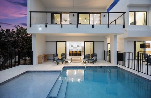 New Melbourne Beach House | Beachfront Luxe Retreat | Pool, Rooftop Deck & Room for 20 Guests
