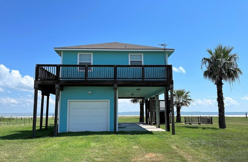 Port Lavaca House | Beachfront Magnolia Beach House Steps from Pier/2 Bdrm & 2 Bath/Boat Parking