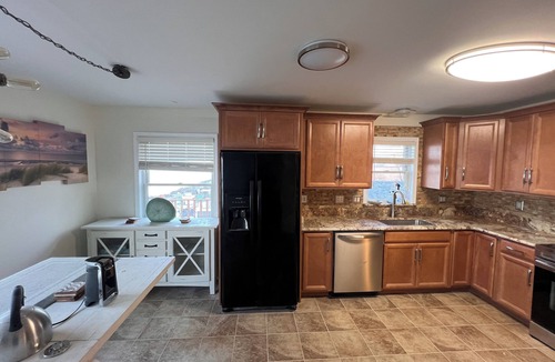 Oak Harbor House | "BEACHNUTS" -SPECTACULAR HOME ON LAKE ERIE ! 5 Bedrooms 12 Beds 4 Full Baths