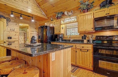 Young Harris Cabin | Bear Bottoms Cabin -Cozy Mountain Escape in Young Harris - Blue Ridge Mountains