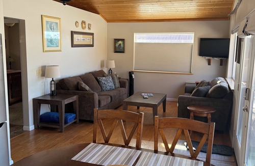 Kachemak House | Bear Canyon Cottages - Bird House