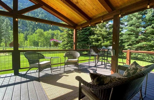 Clinton Cabin | Beautiful Cabin with Hot-Tub and Breathtaking Landscape Views in Montana