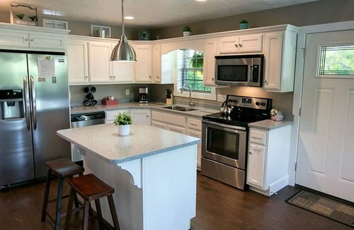 Sugarcreek Cabin | Beautiful Countryside Cabin with Hot-Tub and Pond Views in Ohio