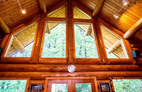 Alyeska Ski Chalet | Beautiful Hand-Crafted Log Chalet - Great Views