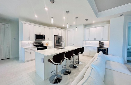South Venice House | BlessedVeniceOasis, Luxury Beach House - 5 Minutes to Beach, Brand New!