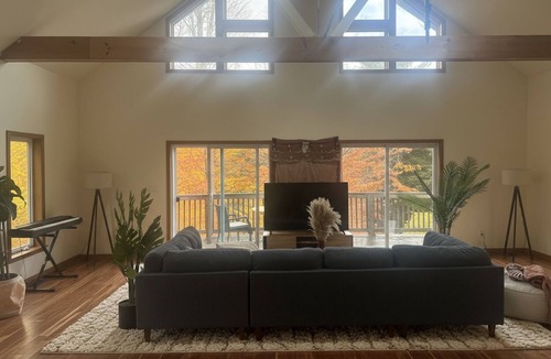 East Chatham House | Blue Bird Chalet – 5BR Retreat w/Sauna, Pool + Loft, Near Jiminy Peak