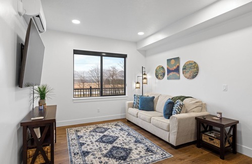 Juneau Condo | Brand New! 2 Bed condo with AC, 5 mins Juneau Airport