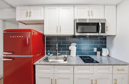 St. Johns Apartment | Bright open studio with modern vibe