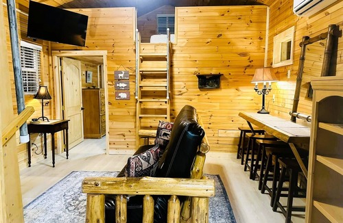 Frank Cabin | Buck Hill Tiny Home Cabin #3 Mountain & Pond Views