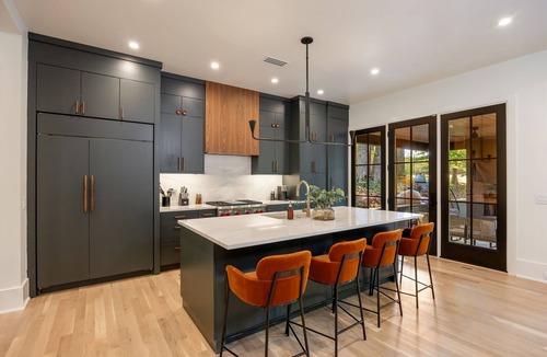 North Buckhead House | Buckhead Black House Spacious 5 Bedroom Mansion with Heated Pool - Lenox Atlanta
