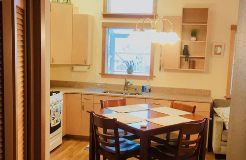 Mendenhall Valley House | Bungalow & Breakfast - On the Way To The Glacier!