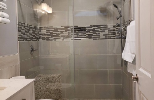 Homer Cottage | CAPTAINS QUARTERS - CASTAWAYnNEW CONSTRUCTION SPACIOUS SUNNY MIDTOWN