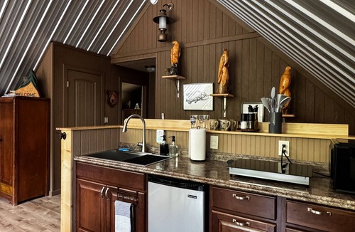 Moose Pass Cabin | Central location for touring all of Kenai Peninsula