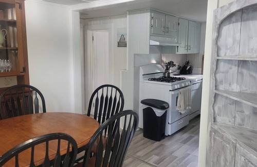 Cedar Bushes House | Charming 2 bed 2 bath cottage. sleeps 6. Beach, 7 min walk. WiFi, AC in Plymouth