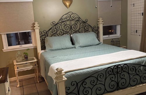 Jupiter Farms House | Charming 2-bedroom farmhouse in brilliant Jupiter with AC, WiFi,Hot tub,