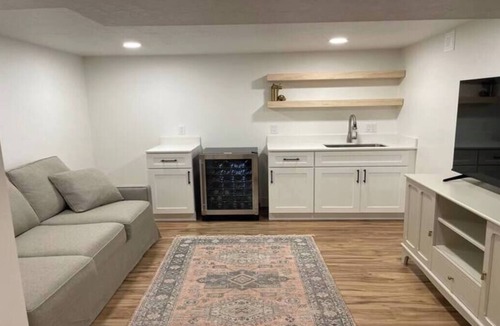 Sandy House | Charming 4 Bedroom House In The Heart of Sandy!