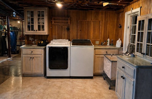 West Barnstable House | Charming 5BR Retreat on 1 Acre , Quiet Cul-de-Sac + Garden & Deck