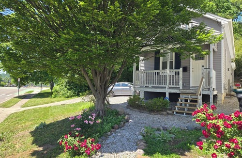 Clifton Cottage | Charming cottage, 3Qn w/WiFi, Parking, AC walkable to Clftn Nrthsd near dwntwn