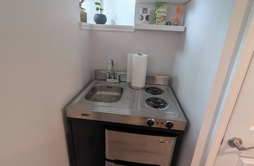 Mount Auburn Apartment | Charming Private-Entry Studio Walk to OTR & DWTN! Cincinnati,OH. Downtown views!