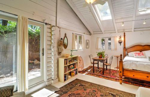 Tesuque House | Charming Santa Fe Studio Cabin with Patio and Yard!