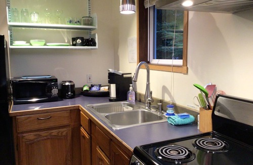 Juneau House | Charming Sunny Cottage, minutes from airport/ferry - self check in