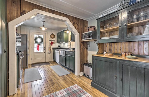 North Sutton Cottage | Charming Sutton Cottage: Walk to Lake & Farm!