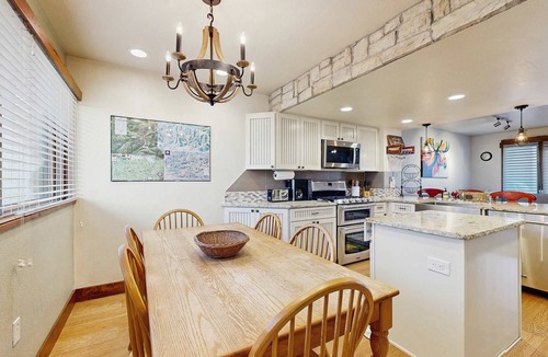 Park Meadows Condo | Cheery townhome in Park City with large, furnished deck & private hot tub