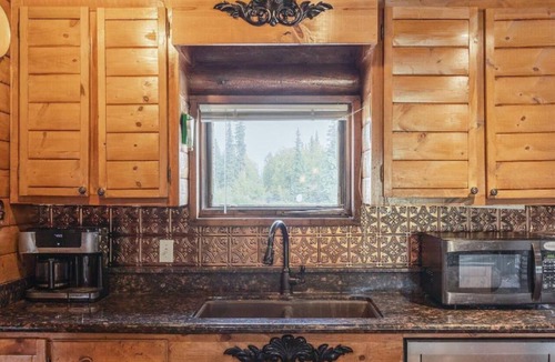 College Cabin | Chena River Roadhouse- River Front -Huge Deck- View Northern Lights & Wildlife