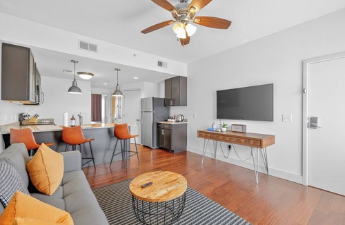 12 South Apartment | Chic Boutique Condo in Nashvilles coveted 12 South Neighborhood Coffee Shops, Restaurants, Bars and Boutiques, just steps away. Featuring a King bed plush linens , bath products and a balcony with free parking!