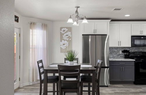 Wetmore House | Chic Modern Farmhouse-Sleeps 12- Near Randolph AFB