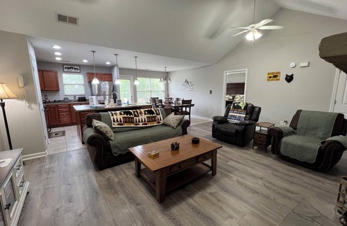 Pigeon Forge Cottage | Christmas Condo w/garage just off the Parkway in Pigeon Forge, TN