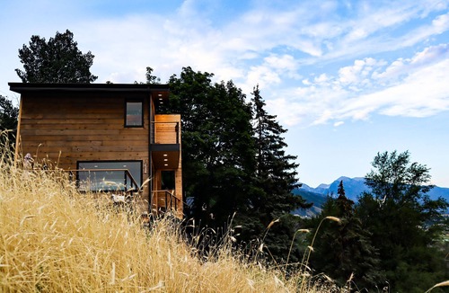 Holladay Cottage | Cliffside haven to take your breath away!