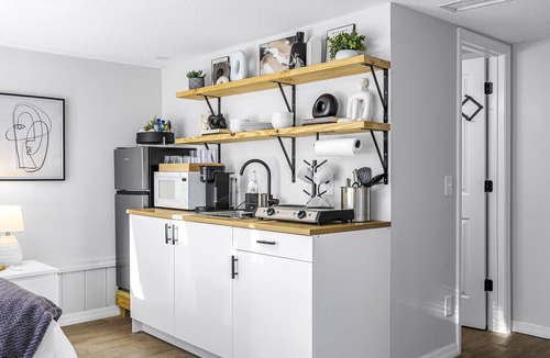 Tropic Apartment | Coastal Arts District Hideaway - ART GALLERIES, FOOD, SHOPPING, MUSIC and MORE!