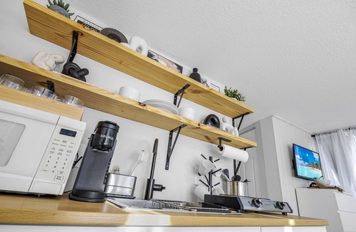 Tropic Apartment | Coastal Arts District Hideaway - ART GALLERIES, FOOD, SHOPPING, MUSIC and MORE!