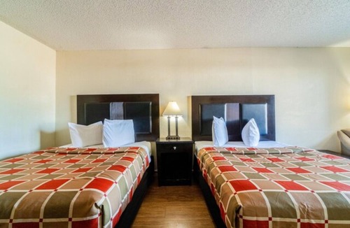 Port Lavaca Hotel | Coastal Explorer Room w/Onsite Seasonal Pool | Minutes to Lighthouse Beach