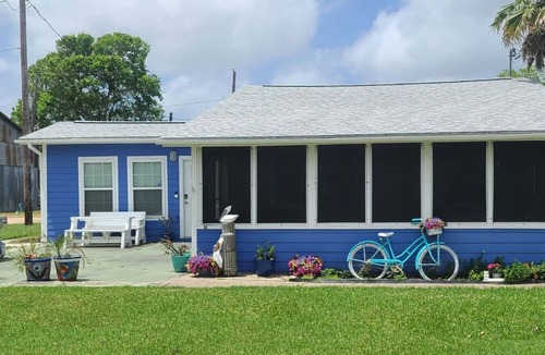 Palacios Apartment | Coastal Studio – Screened Porch, Bay Views & 1.5-Mile Lighted Seawall