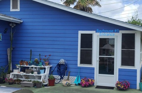 Palacios Apartment | Coastal Studio – Screened Porch, Bay Views & 1.5-Mile Lighted Seawall