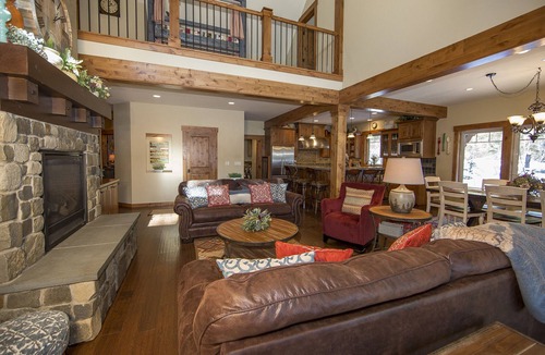 Cle Elum House | Comfortable Clean Suncadia Family Home Sleeps12, FIRE pit, HOT tub, Bikes, PETS