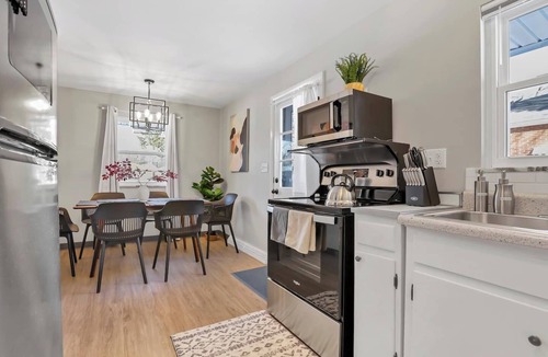 Sharon Heights House | Comfy King Bed | Family Items | Games | Dogs ok