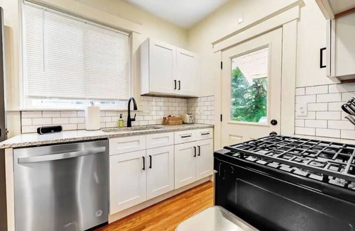 Norwood House | Completely Updated Home-sleeps 6-Centrally Located