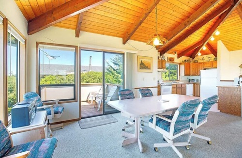 Copalis Beach House | Copalis Beach Retreat | Sleeps 7 | Views & Deck