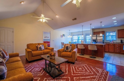 Pigeon Forge Cottage | COZY 2 Bedroom Cottage with Garage - Seasonal Pool - Jacuzzi Tub - Pigeon Forge