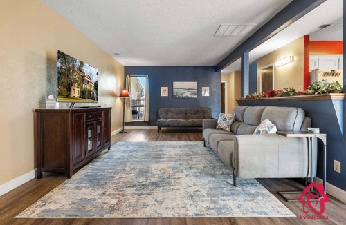 Loma Del Rey Condo | Cozy Comfort at Loma Del Rey - An Irvie Home
