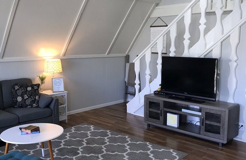 Syracuse Ski Chalet | Cozy cottage—lake Wawasee channel— easy access to lake