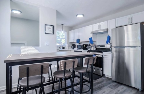 Columbus House | Cozy Home Near OSU | King Bed NBA Jam Sleeps 6