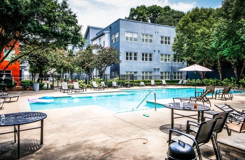 Lindridge-Martin Manor Apartment | Cozy king bed suite w/free parking , pool & gym
