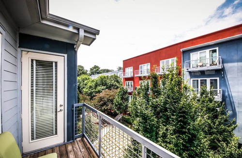 Lindridge-Martin Manor Apartment | Cozy king bed suite w/free parking , pool & gym